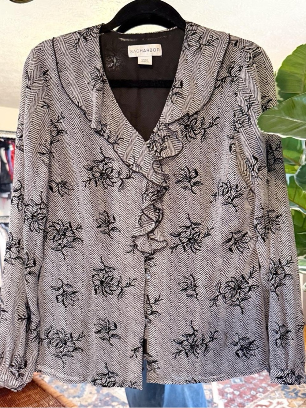 Sag harbor vintage long sleeve floral going out top